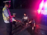 高速上搶奪方向盤拍打駕駛員 六安交警制服醉酒男子