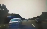 瘋狂視頻曝光：滬寧高速車流中調頭逆行，同車女子凄厲尖叫
