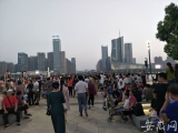 人山人海！合肥天鵝湖燈光秀循環(huán)播放首日受追捧