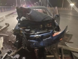 蕪湖一男子疲勞駕駛撞護(hù)欄 車輛幾乎撞報廢