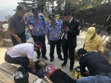 67歲女游客突發疾病出現暈厥 黃山風景區人潮中緊急救援