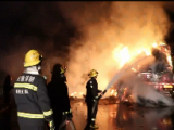 滿載20噸壓縮紙的貨車高速上自燃 亳州消防緊急撲救(視頻）