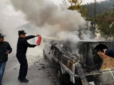 涇縣：加氣站旁貨車自燃  民警緊急撲救化險為夷