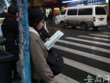 2020年碩士研究生考試開(kāi)考 考生站在路邊復(fù)習(xí)（組圖）