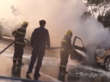 轎車行駛途中儀表盤報警后車輛自燃 阜陽消防用泡沫對車體進行覆蓋