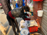 環衛退休夫妻擺地攤，自愿捐款不含糊