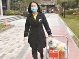 23歲“最美板車小姐姐”：每天為十幾家隔離住戶買菜