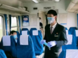 鐵路列車員們兼職疫情防控宣傳員