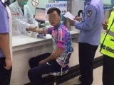 阜陽一男子遇查闖卡 被查竟是醉駕