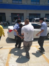 精神病人持刀威脅其子 蚌埠民警破門將其制服