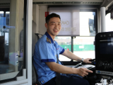 點贊！合肥這名公交司機臨時“脫崗” 攙扶老人過馬路