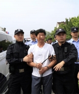 廬江警方成功告破18年前特大殺人案！押解兇手指認犯罪現場