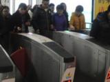 合肥地鐵口失主斗小偷 眾路人伸手相助