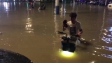 受暴雨影響 合肥筆峰路積水及腰