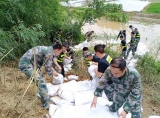 【防汛一線見聞】大沙河堤5處出險！市人武部90名官兵出征