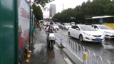 合肥黃山路宿松路交口暴雨引發積水 交警水中撿到5個機動車牌