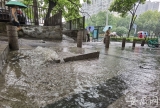 合肥黃山路上一窨井蓋被雨水頂開  附近公交站臺出現積水