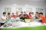 熱騰騰的粽子送給空巢老人