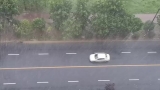 暴雨紅色預警！ 合肥多地積水嚴重導致車輛拋錨、行人通行困難