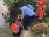 合肥一男子下河醒酒遭遇溺水 幸被民警救出