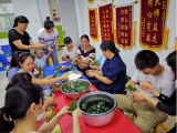 “童欣愛(ài)”志愿者和孩子們一起包粽子