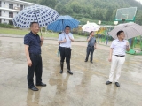縣教育局來(lái)百里鎮(zhèn)督查指導(dǎo)校園防汛工作