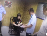 粗心旅客過安檢丟包 合肥民警及時幫找回
