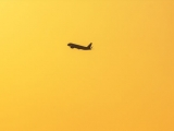 英國(guó)倫敦上空一架飛機(jī)被三道閃電擊中后繼續(xù)飛行 