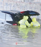 阜南縣普降暴雨 積水中救援越野車
