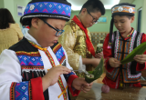 學校里，少數民族孩子穿起民族服裝包粽子體驗端午節（圖）