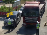 亳州一男子換位頂包被抓現(xiàn)形 面對(duì)查處拔腿就跑