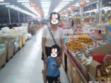 阜陽：孩子在超市“走丟”媽媽報警 結果是在貨物柜里睡著了