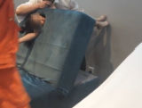 女童頭卡按摩椅中 宣城消防員破拆解救