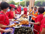 圖｜安徽懷遠(yuǎn)：愛心飯店請(qǐng)百名環(huán)衛(wèi)工人過端午