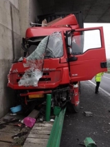 驚！蕪合高速巢湖境內一輛重型掛車撞上跨橋墩