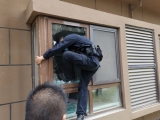 驚險！女子割腕輕生 危急時刻民警破窗營救