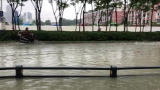 合肥臨泉路與郎溪路交口郎溪路路段積水?沿街商戶購買沙袋擺在門口防水