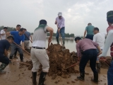 巢湖市烔煬中學聞“汛”出擊援馳烔煬河堤壩搶險