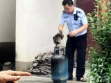 宣城：街面民宅液化氣罐失火 危急時刻民警“排爆”