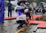 暴雨導(dǎo)致考場(chǎng)外積水嚴(yán)重  東至縣考點(diǎn)為考生搭“木板橋”趕考