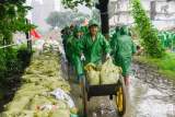 合肥包河區(qū)出動1600人次    搶筑南淝河堤壩守衛(wèi)家園