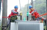 西藏山南：冒雨檢修保藏區群眾用電