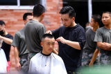在抗洪一線，出現(xiàn)了這樣一群“特別”的身影