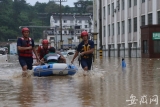 歙縣患者就醫遭洪水阻斷道路 消防員開船接送