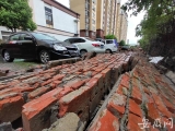 合肥一小區十幾米長圍墻突然倒塌 一排汽車被砸受損
