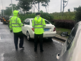 合肥柏堰湖濕地公園北門 眾多私家車因違停被貼罰單