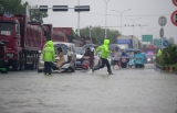 安徽巢湖：交警頂風冒雨保道路安全暢通