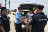 初一學(xué)生上大堤要當(dāng)志愿者，被民警勸回后留下兩箱奶