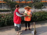 大英鎮關愛環衛工 夏季送清涼