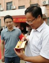 市文化館：贈送孔城鎮(zhèn)抗洪蛋雕作品